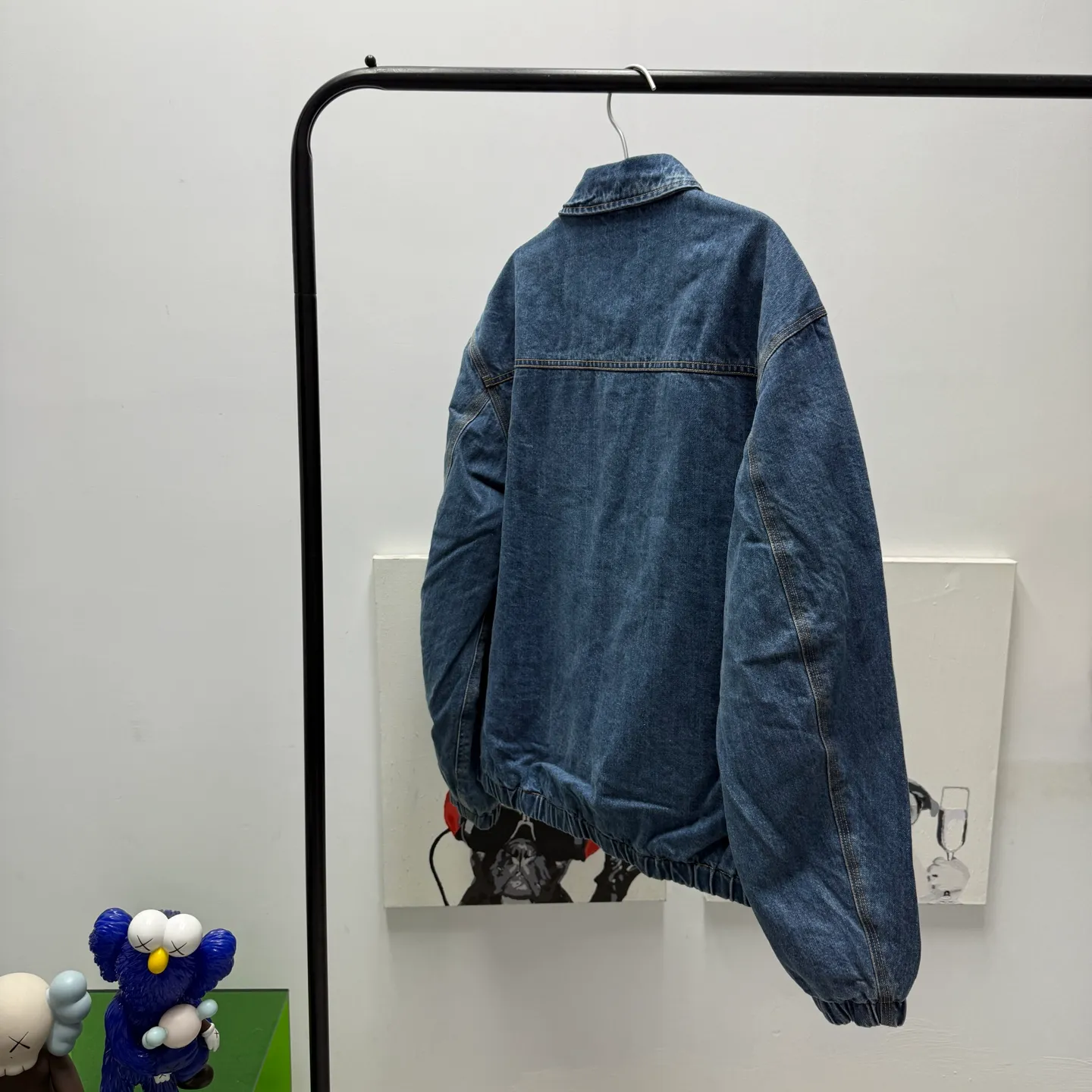 Available for new shipment in early spring! COH men's American Retro workwear Detroit washed distressed denim lapel cotton splicing zipper jacket, very Retro Blue denim, denim will never go out of style. The upper body of various experts shows how handsome he is. This style is very casual yet a bit gentlemanly. It is not so ostentatious, but the upper body makes the whole person look tall and elegant. That is, you only need to wear this coat. You don’t have to think about the overall matching, it’s casual and fashionable to wear casually. This can be worn by both men and women, and the fit is very correct. Shipped by a trading company and produced on a large assembly line, the quality is absolutely superb. The overall wiring is smooth and neat, and the inner lining is made of pure cotton, which is breathable and comfortable and has excellent skin fit. It's definitely the quality that goes in and out of the mall. The whole set of hardware is made by Koujia with logo letters. The texture of ancient silver matches the whole dress very well. The Genuine Leather leather label on the front chest is beautifully embellished. Really high quality. The shopkeeper’s own money. 🤗🤗🤗 Color: Washed Retro denim blue Size: M-XXL (equivalent to M-XXL) Fabric: Denim (Composition: Cotton) M size: Length 68CM Bust 118CM Shoulder width 53CM Sleeve length 62CM (Reference height 165-170CM Weight 110-130 catties) L size: Length: 70CM Bust 122CM Shoulder width 54CM, sleeve length 63CM (reference height 170-175CM, weight 130-150 catties) XL code: length: 72cm, bust: 126cm shoulder width: 55cm, sleeve length: 64cm (reference height 175-180CM, weight 145-165 catties) XXL code: length: 74cm, bust: 130cm, shoulder width: 56cm Sleeve length: 65cm (reference height 180-185CM, weight 165-185 catties)